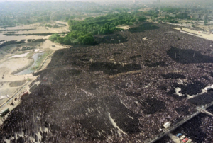 Rreth 10 2 milionë persona  Irani organizoi edhe në vitin 1989 një funeral masiv për udhëheqësin e tij suprem