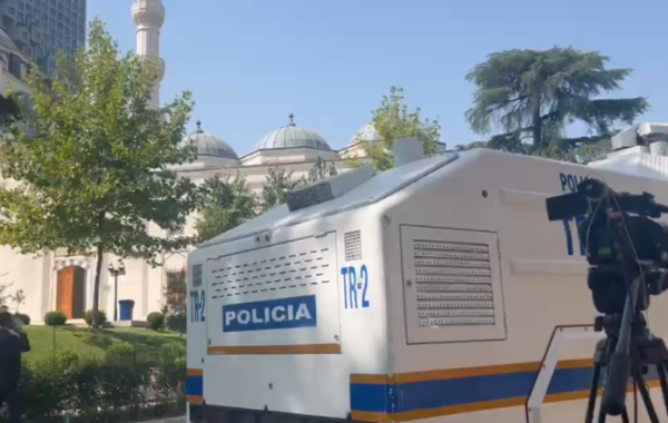 VIDEO / Seanca plenare, Policia me