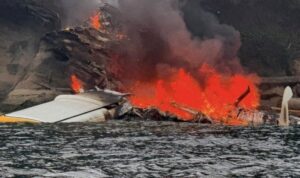 Momente paniku në SHBA  hidroavioni shpërthen në flakë pas uljes emergjente në det  Shpëtojnë të 11 personat në bord  VIDEO 