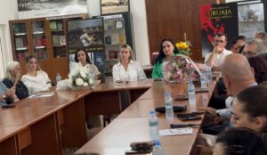  Gruaja që endej hijeve  i shkrimtares Irena Dragoti  promovohet në Elbasan
