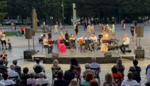 Serenatat si dikur   rikthehet  artistja Zhani Sulioti