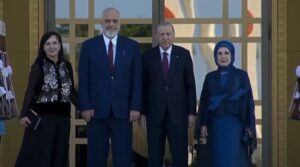 Rama mbërrin në Ankara  pjesë e darkës zyrtare të samitit të NATO s  VIDEO 