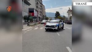 Përplasi për vdekje 74 vjeçaren në autostradën Tiranë Durrës  arrestohet 65 vjeçari  Në pranga edhe i biri