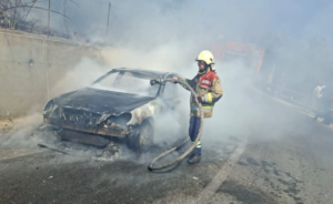 Digjet një automjet në rrugën drejt Kaninës  dyshohet për defekt teknik