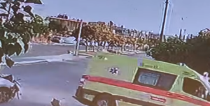 Dalin pamjet e aksidentit të ambulancës në Greqi  momenti kur përmbyset pas përplasjes