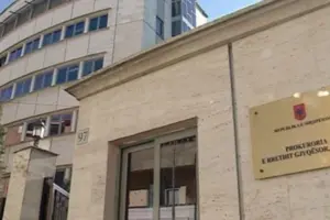 dy apartamente dhe një garazh