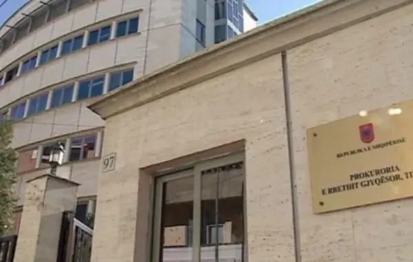 dy apartamente dhe një garazh