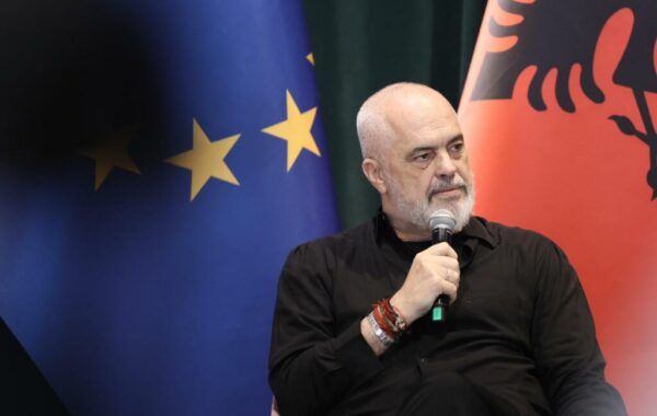 vizitorë nga e gjithë bota