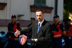 Uniforma që mbani kërkon
