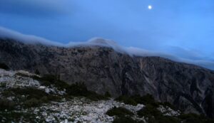 Dy turistë gjermanë humbën orientimin në malin e Çikës  njëri plagoset pas rrëzimit  Vijon operacioni i shpëtimit