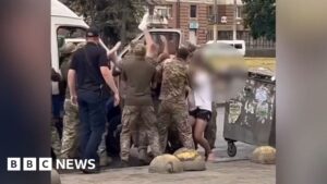 Dhuna ndaj rekrutuesve pengon përpjekjet e mobilizimit në Ukrainë