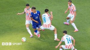 Franca mposht Paraguayn 1 0 dhe përfundon ndeshjen e tensionuar në Filadelfia