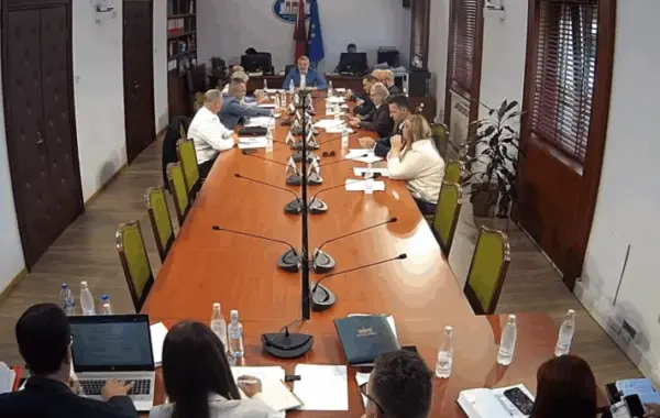 Debate në