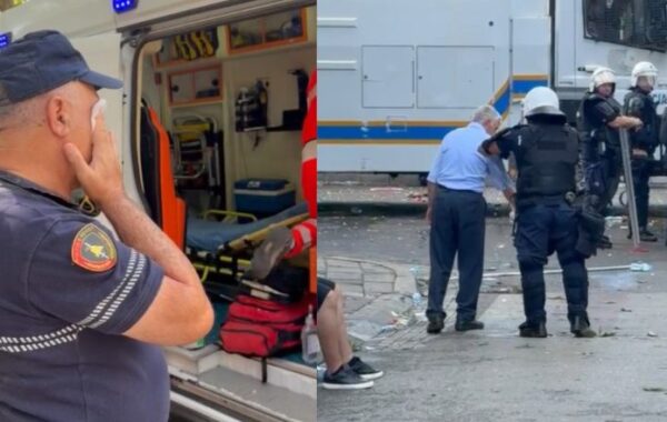 mes policisë dhe protestuesve,