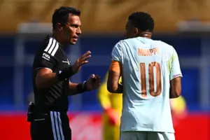 Mbappé humbet penalltinë pas një shqyrtimi