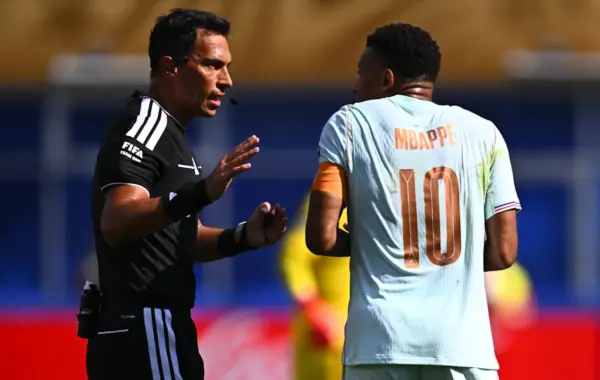 Mbappé humbet penalltinë pas një shqyrtimi