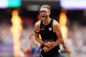Josh Kerr thyen rekordin botëror në mile me 3 42 66 në Londër