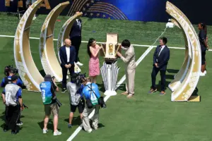 Finalja e Botërorit 2026 nisi me trofeun në valixhen Louis Vuitton dhe fjalimin e Tom Cruise