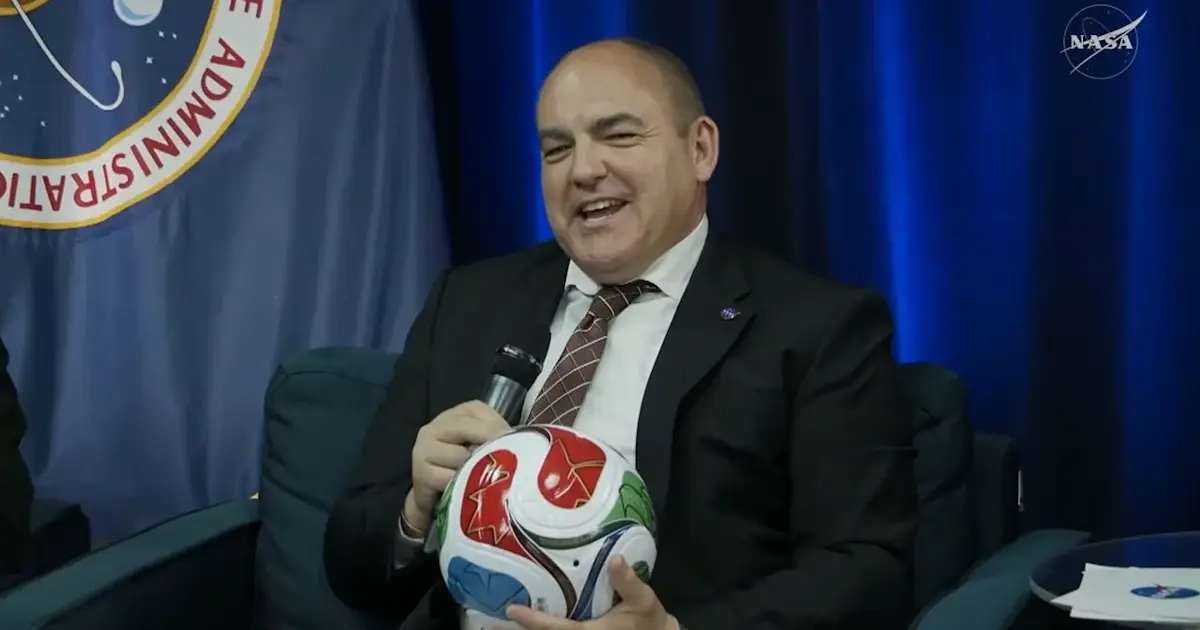një top futbolli në hënë