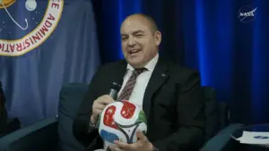 NASA  Nëse Amerika fiton Kupën e Botës  do të dërgojmë një top futbolli në hënë