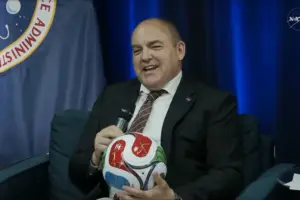 një top futbolli në hënë