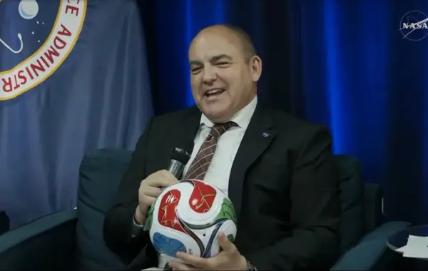 një top futbolli në hënë