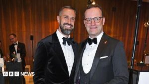 Jens Spahn nën akuza për dy standarde pas lindjes së fëmijës me nëne surrogate në SHBA