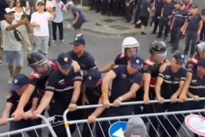 Protestuesit janë të paguar nga