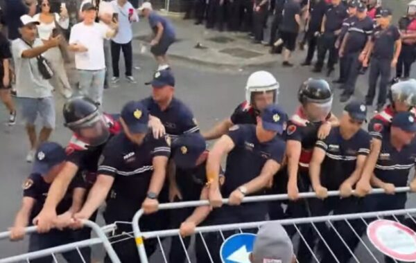 Protestuesit janë të paguar nga