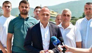 Filipçe  Autoritetet duhet të përgjigjen se çfarë është ky ujë teknik dhe nga e marrin atë restorantet në Gostivar