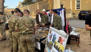 Me plisa në kokë dhe me ushqime tradicionale  kadetët e FSK së prezantojnë Kosovën në Britani