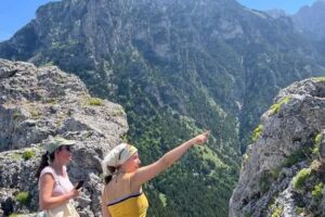 Turistë francezë eksplorojnë Parkun Kombëtar të