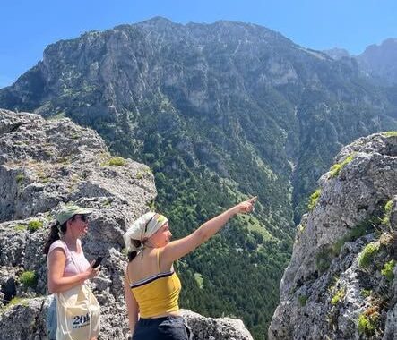 Turistë francezë eksplorojnë Parkun Kombëtar të