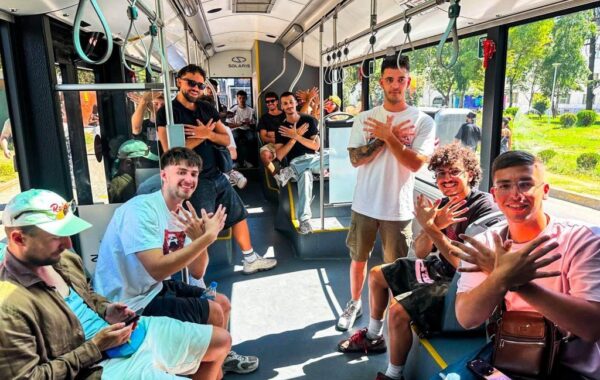 fansa e turistë nga vende