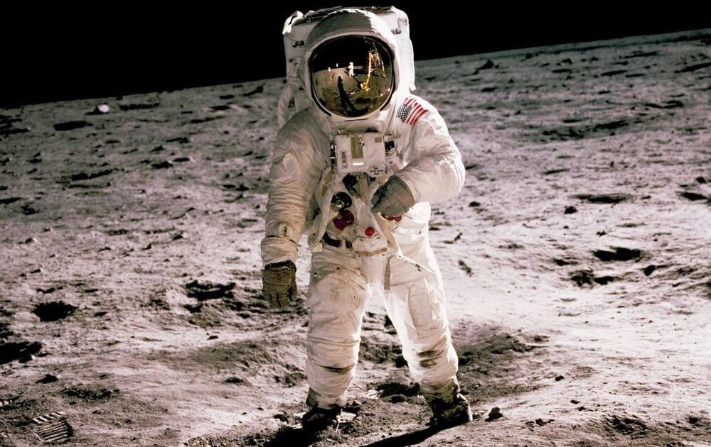 e astronautëve,
