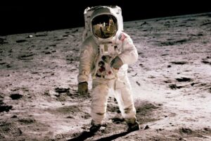 e astronautëve,