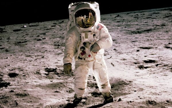 e astronautëve,