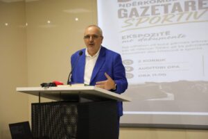 gazetarët dhe komentatorët më të
