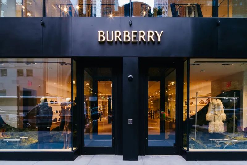 Palltot ikonike, arma sekrete e “Burberry”