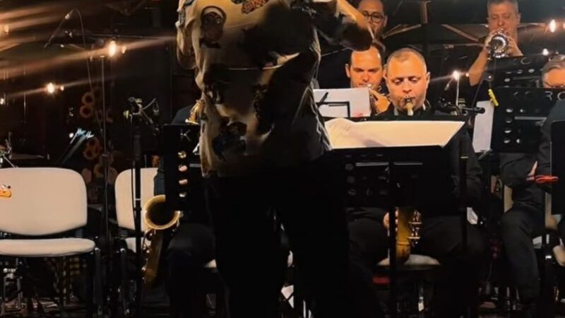 mbi 200 artistë nga