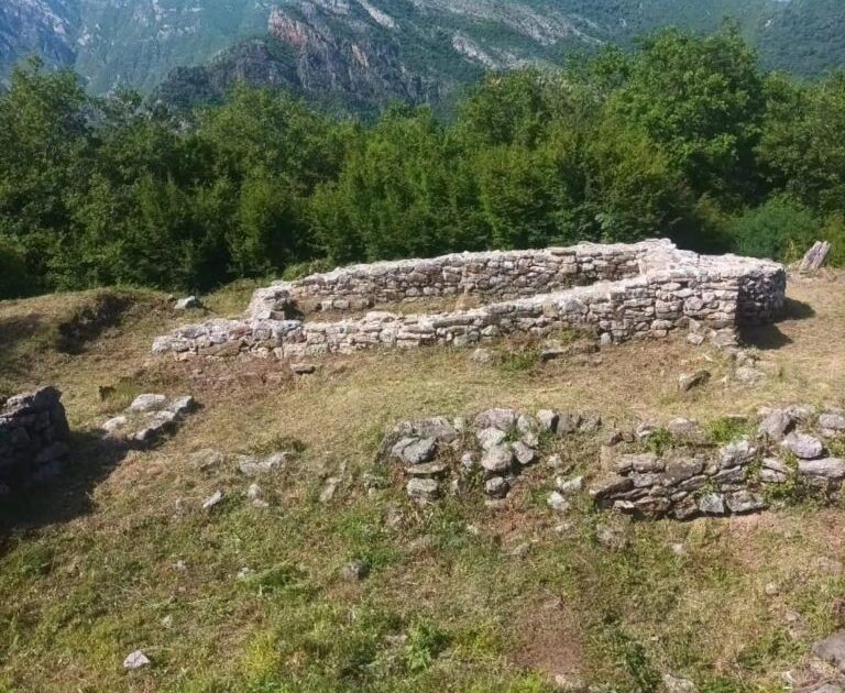 Vendbanimi Mesjetar i Komanit,