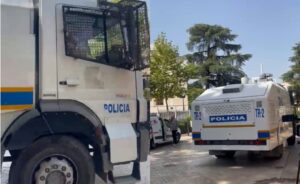 Protesta e paralajmëruar e qytetarëve  vendoset përpara Parlamentit një makinë ujëhedhëse  VIDEO 