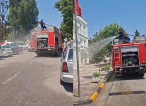 Temperaturat e larta  zjarrfikësit freskojnë rrugët dhe hapësirat publike në Cërrik  VIDEO 