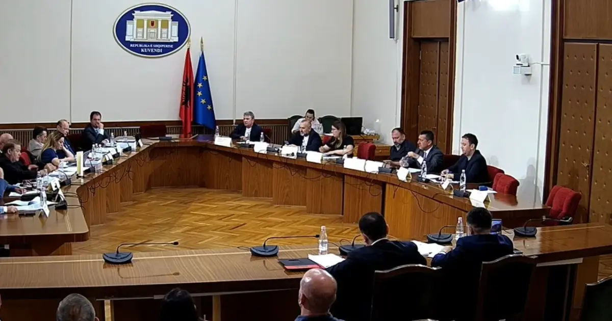 “Mbylle gojën o legen”/ Plas debati