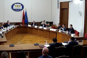 “Mbylle gojën o legen”/ Plas debati