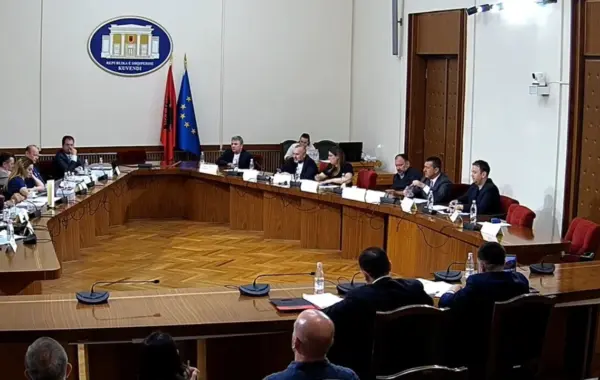 “Mbylle gojën o legen”/ Plas debati