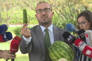 unë me