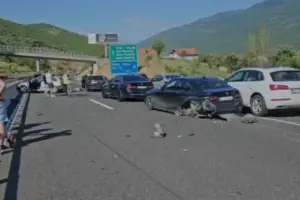 pranë pikës kufitare