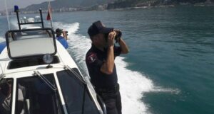 Tentuan të kalonin kufirin  Policia Kufitare shpëton 11 emigrantë në det pranë Vlorës