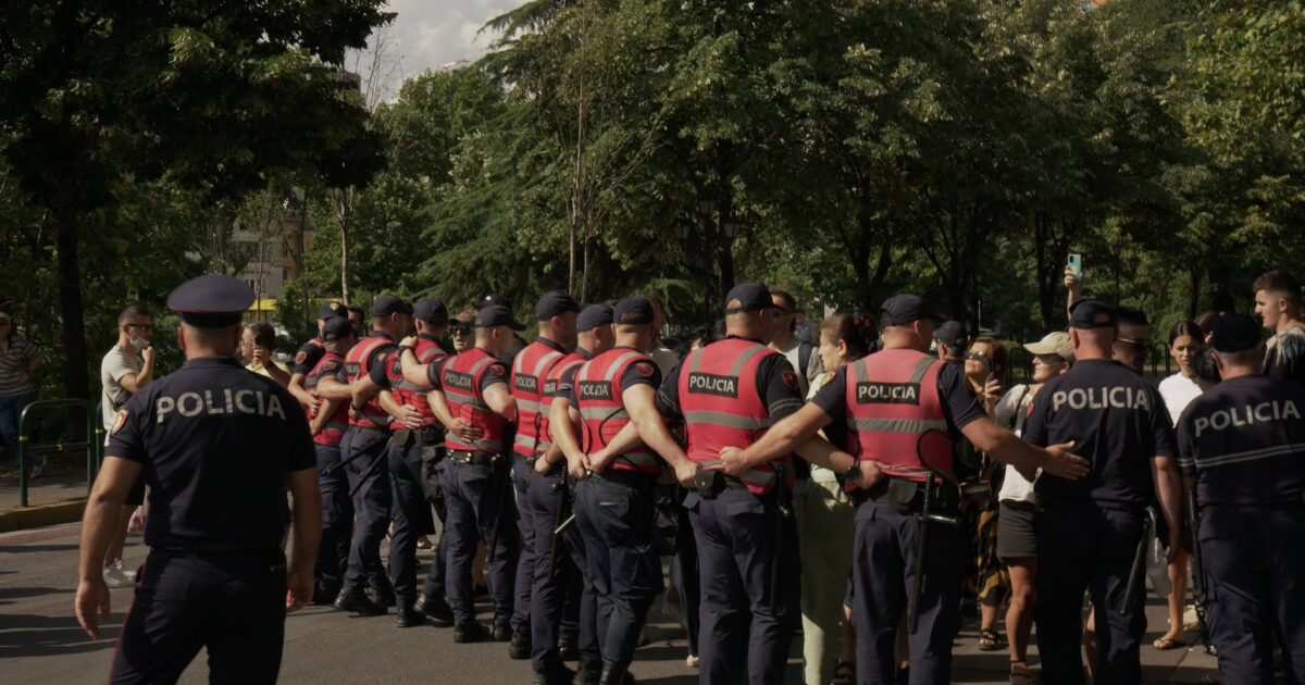 gjashtë protestuesit e shoqëruar